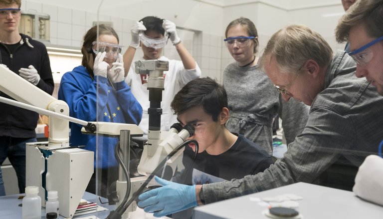 Ausstellung „Stimmt die Chemie?!“ läuft bis zum 28. April – © SMB / Ute Klein, 2018.